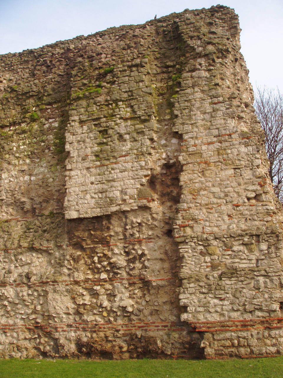Fragment der alten, von R&ouml;mern erbauten Stadtmauer 
