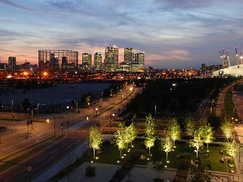 Die Docklands bei Nacht - Rechts die o2 Arena