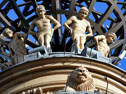 Globus auf der Turmspitze des Coliseums