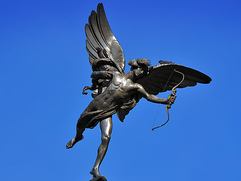 Eros-Statue im Zentrum des Platzes