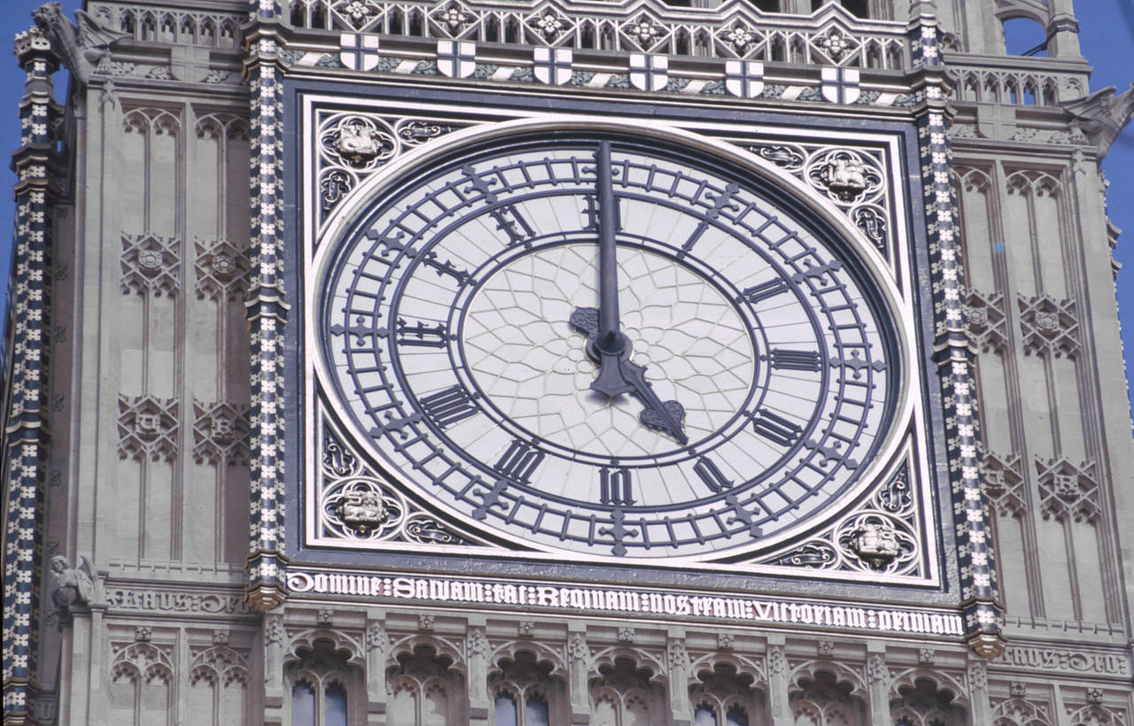 Acht Meter hoch: Die Ziffernbl&auml;tter am Uhrturm