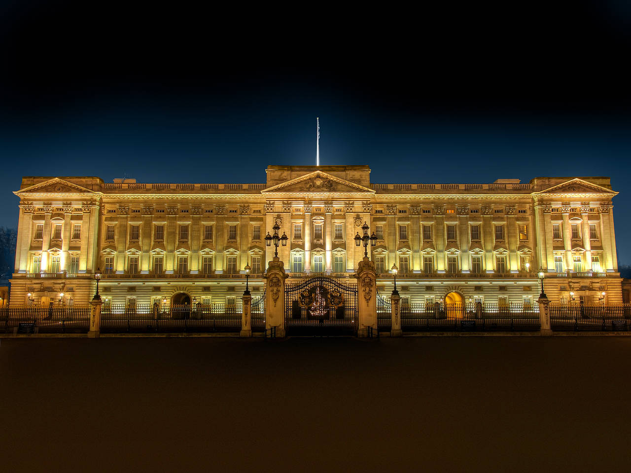 Am Abend wird der Palast pr&auml;chtig illuminiert